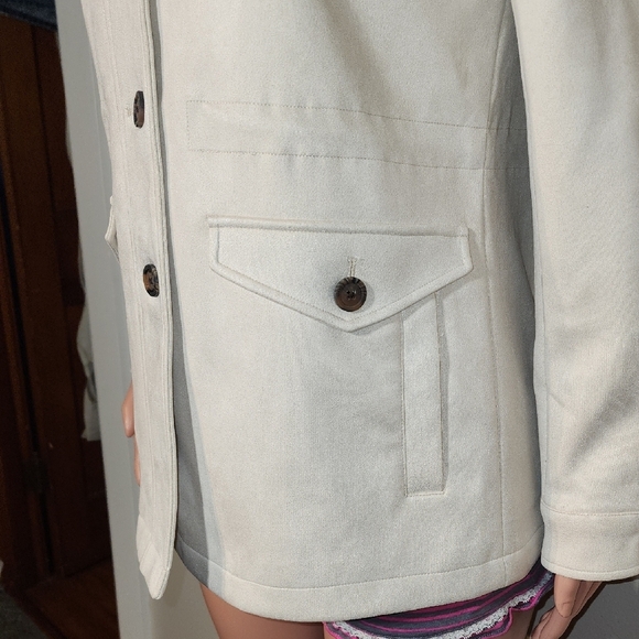 Rachel Cream Utility Jacket with Structured Design - Picture 8 of 15